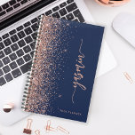 Agenda 2024 Marinho personalizado Brilhante Dourado Rosa<br><div class="desc">Personalize este elegante design moderno com o seu nome no guião vertical de assinatura cor-de-rosa-rosa num fundo azul marinho aparado com uma borda cintilante azul rosa. Adicione o ano na fonte sans serif. (Para manter as cinzas no início e no fim do nome, substitua apenas as letras, deixando os símbolos...</div>