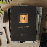 Agenda 2025 Apelido monograma de ouro preto elegante<br><div class="desc">Nome exclusivo de luxo: script de assinatura e um escritório monográfico duplo ou notebook pessoal com um quadrado fino de ouro metálico em cobre sobre um fundo de couro preto na moda (IMPRESSO). Adequado para pequenas empresas, profissionais empresariais ou independentes, estudantes, especialistas em marcas pessoais ou estilistas, artistas de maquiagem...</div>