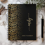 Agenda 2025 Manchas-leopardo Douradas e Pretas Personaliz<br><div class="desc">Personalize esta elegante design moderna com o seu nome num guião vertical de escrita manual de assinatura dourada num fundo preto com uma borda chic de manchas-leopardo douradas. Adicione o ano na fonte sans serif. (Para manter as cinzas no início e no fim do nome, substitua apenas as letras, deixando...</div>