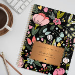 Agenda 2026 Negócio de ouro preto-e-floral-rosa-chic<br><div class="desc">Organizador de atividades profissionais de negócios de cinzas em gesso, apresentando um padrão de prados de flores silvestres chic e uma etiqueta de retângulo metálico de cobre dourado sobre um fundo preto moderno. Personalize-o com seus detalhes! Perfeito para um designer de interiores, florista, paisagista, gestor ou proprietário de salões de...</div>