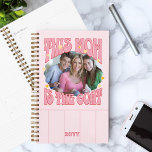 Agenda A mãe é a foto rosa vermelha rosa-rosa dos cabras<br><div class="desc">Presente de foto para a mãe de seus filhos ou filhos para que ela saiba que ela é a maior de todas as vezes! Design divertido com a tipografia moderna de forma livre, corações amorosos e paleta colorida vintage. Use o modelo de personalização para adicionar sua foto e ajustar à...</div>