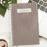 Agenda Abstrato de Grãos de Madeira Dourada Luxe Glam<br><div class="desc">Planner de Glama Luxe Abstrato de Grãos de Madeira Dourada rosa. Bonito padrão de grãos de madeira de rosa de ouro,  linhas metálicas luxuosas. A tendência do padrão feminino moderno. Personalize este design personalizado com seu próprio nome ou texto.</div>