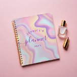 Agenda Abstrato Girly Pink Yellow Iridescente Holographic<br><div class="desc">Um planejador moderno e personalizado. O design apresenta um fundo holográfico roxo,  rosa,  azul e abstrato amarelo iridescente. Personalize com seu próprio texto,  nome e ano.</div>