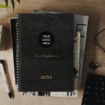 Agenda Adicione seu logotipo de couro preto elegante 2026<br><div class="desc">Logotipo personalizado,  personalizado,  com aparência de na moda luxuoso,  de escritório ou de trabalho escolar ou planejador pessoal.                adequado para pequenas empresas,  escritórios domésticos,  profissionais empresariais ou independentes,  escola,  marcas pessoais,  carteiras ou estilistas,  gestores,  professores,  estudantes.</div>