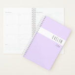 Agenda Adicione seu nome Lavanda de fonte magra 2023<br><div class="desc">Planeador personalizado com letra magra da moda é editável para qualquer ano! O modelo está configurado para você adicionar seu nome na tipografia química, que está alinhada à direita. Este design minimalista tem uma paleta de cores bonito de lilás lavanda, preto e branco. Por favor, procure na minha loja produtos...</div>