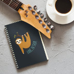 Agenda Adorável Sloth "Aguente aí"<br><div class="desc">Imagem engraçada de uma preguiça bonita pendurada em um galho de árvore e as palavras "Aguente aí" em letra manuscrita.</div>