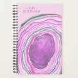 Agenda Agate Geode Watercolor Slice - Púrpura de Água Ros<br><div class="desc">Na moda e Planejador Personalizado com fatias geométricas agadas em um fundo cor-de-rosa pastel. O modelo está pronto para adicionar seu nome ou suas iniciais. Esta design de aquarela apresenta agato de semirprecioso; uma pedra única com belas faixas naturais conhecidas ou suas propriedades espirituais de proteção e cicatrização. O design...</div>