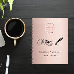 Agenda Agente assinante de empréstimo notário rosa gold 2<br><div class="desc">Um rosa de chic,  fundo de pincel,  decorado com uma caneta de pena. Personalize e adicione o logotipo da sua empresa e um nome e ano(s). Texto preto: Notário</div>