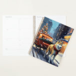 Agenda Akita Christmas Fesason Season<br><div class="desc">Prepare-se para celebrar o feriado com o nosso charmoso Design cênico de Natal do Cão! Este delicioso produto apresenta adoráveis companheiros caninos rodando em meio a uma terra maravilhosa do inverno, adornada com luzes cintilantes, holly, e ornamentos festivos. Seu coração derreterá enquanto você testemunha cachorros vestidos com chapéus de Papai...</div>