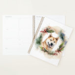 Agenda Akita Christmas Wreath Festivo Pup<br><div class="desc">Procurando o presente de Natal perfeito para seu amigo peludo? Nosso presente de Natal é o que você precisa! Com um tema de Natal encantador, é o presente ideal para o seu querido animal de estimação. Quer você seja uma mãe de cachorro, pai de cachorro, ou simplesmente um amante de...</div>