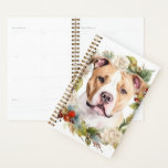 Agenda American Staffordshire Christmas Wreath Festivo<br><div class="desc">Procurando o presente de Natal perfeito para seu amigo peludo? Nosso presente de Natal é o que você precisa! Com um tema de Natal encantador, é o presente ideal para o seu querido animal de estimação. Quer você seja uma mãe de cachorro, pai de cachorro, ou simplesmente um amante de...</div>