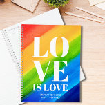 Agenda Amor é Orgulho gay Rainbow<br><div class="desc">Este Orgulho gay Planner é decorado com LOVE IS LOVE em tipografia branca em negrito sobre um fundo arco-íris de cor d'água de vermelho,  laranja,  amarelo,  verde e azul. Fácil personalização com seu nome e ano. Original Watercolor © Michele Davies.</div>