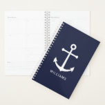 Agenda Âncora branca náutica e nome personalizado em azul<br><div class="desc">Planeador Náutico Minimalista Moderno com âncora branca com nome personalizado no estilo de fonte sans moderno branco em fundo azul marinho.
Perfeito como presente para o dia do ano novo e em qualquer ocasião especial.</div>