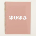 Agenda Ano personalizado da tipografia ousada, cor-de-ros<br><div class="desc">Mínima cor-de-rosa poeirento e branco,  números modernos de tipografia ousada personalizados do ano Planner. Texto branco personalizado,  números,  fundo comum cor-de-rosa poeirento. Você pode personalizá-lo com suas iniciais,  monograma,  ano,  etc ou simplesmente apagar o texto,  e deixar a cor preta sólida.</div>