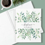 Agenda Aquarela Botânica Personalizada 2023<br><div class="desc">Este Planner botânico de na moda 2023 é decorado com verde de eucalipto de aquarela. Facilmente personalizável com o ano, seu nome ou monograma. Use a Ferramenta Design para alterar o tamanho, o estilo ou a cor do texto. À medida que criamos a nossa trabalho de arte, não encontraremos esta...</div>