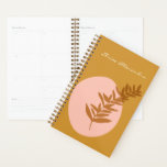 Agenda Arte Botânica Minimalista em Amarelo Personalizada<br><div class="desc">Este planejador de na moda apresenta uma ilustração botânica minimalista em uma bela sombra de outono de amarelo mostarda em um fundo em forma de abstrato,  de cor-de-rosa pincelado. Personalize-o com o seu nome. ideia de presente de excelente!</div>