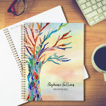 Agenda Árvore Personalizada<br><div class="desc">Este Planejador exclusivo apresenta uma árvore de mosaico nas cores do arco-íris em um fundo de aquarela. Facilmente personalizável com seu nome e ano. Porque nós criamos nosso próprio trabalho de arte você não encontrará essa imagem exata de outros designers. Mosaico original © Michele Davies.</div>