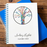 Agenda Árvore Personalizada da Vida<br><div class="desc">Planeador Personalizado da Árvore do Life 2022. Este na moda Planner é decorado com uma Árvore da Vida em cores arco-íris. Facilmente personalizável com seu nome e ano. Porque nós criamos nosso próprio trabalho de arte você não encontrará essa imagem exata de outros designers.</div>