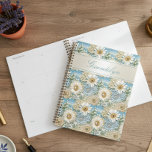 Agenda Azul Satin Daisy & Pearls 3D<br><div class="desc">Imagine a elegância de margaridas brancas e amarelas cremosas entrelaçadas com taffeta de satírico azul macio, adornadas com múltiplos aglomerados de pérolas lustrosas. As caixas de texto são uma sombra iridescente branca cremosa. Nossa obra-prima bordada tridimensional dá vida ao planejador, criando uma experiência tátil que é tão encantadora quanto inesquecível....</div>