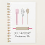 Agenda Bakery Chef Cozinha Pink Tool Comida Business Bake<br><div class="desc">Ilustração de espátula,  uísque,  colher de madeira e pino rolante com esquema de cor rosa e texto personalizado.</div>