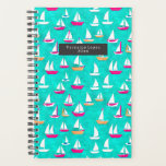 Agenda Barcos à vela Padrão Rosa e Teal<br><div class="desc">Padrão com ilustração de veleiros cor-de-rosa e amarelas sobre fundo de terra. Personalize o texto na frente.</div>