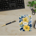 Agenda Belos Flores Amarelo e Azul<br><div class="desc">Lindas flores amarelas e azuis cobrir este planejador. Brilhante e alegre,  com um olhar francês para o país. Um crachá de ouro ornamentado com um centro creme tem espaço para o ano em curso.</div>