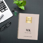 Agenda Bige monogramas rubrica 2025<br><div class="desc">Cor de fundo bege. Texto preto. Personalize e adicione o seu logótipo,  as iniciais do monograma,  o nome e um título ano 2025 (ou qualquer ano). Seu logotipo na frente e atrás. Espaço para o seu endereço no verso.</div>