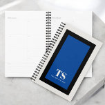 Agenda Bloco de cor simples Na moda Monograma azul<br><div class="desc">Este design de planejador colorido tem elementos design clássicos de um quadro retangular geométrico de bloco de cor em negrito, em azul vívido e preto sobre um fundo esbranquiçado. Um modelo de texto é incluído com as iniciais do monograma e o nome para personalizar como quiser. Esse olhar é na...</div>
