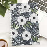 Agenda Blooms Florais Personalizados de marinhos<br><div class="desc">Organize sua vida com este belo marinho floresce planejador personalizado floral. Perfeito para mulheres que apreciam designs elegantes e vibrantes, este planejador combina funcionalidade com um toque da natureza. O padrão floral chico e o sofisticado fundo do marinho fazem do seu planejamento diário um assunto de na moda. Personalize-o com...</div>