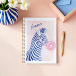 Agenda Blue Watercolor Zebra, Brisa de Goma Azul<br><div class="desc">Adicione um toque de elegância caprichosa ao seu planejamento diário com este Planejador de Bolha Azul de Flores de Goma Azul, com uma cor azul, Zebra Animal. Apresentando nossa zebra pintada à mão com um padrão de abstrato com riscas azuis impressionantes e uma bolha de chiclete cor-de-rosa. O design lúdico,...</div>