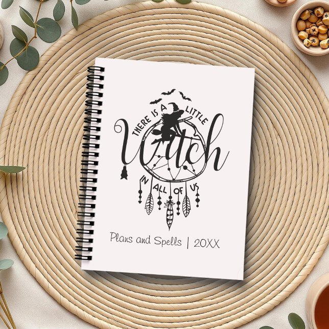 Agenda Boho Witch Vibes Bolsa - Pequena Bruxa em Todos nó (Boho Witch Vibes – Little Witch in All of Us Planner on a boho table with herbs and a cup of tea.)