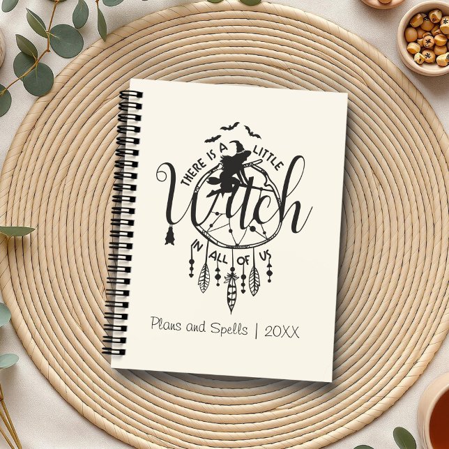 Agenda Boho Witch Vibes Bolsa - Pequena Bruxa em Todos nó (Boho Witch Vibes – Little Witch in All of Us Planner on a boho table with herbs and a cup of tea.)