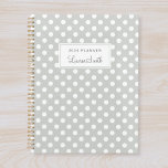 Agenda Bolinhas modernas de sábio<br><div class="desc">Notebook planejado personalizado com bolinhas brancas em cor verde de sábio com nome personalizado.</div>