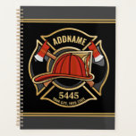 Agenda Bombeiro ADD NAME Crachá de Bombeiros<br><div class="desc">Bombeiro NOME Bombeiro Bombeiro - Emblem com capacete vermelho e Ax. Personalize com seu nome,  número de estação/departamento e local.</div>