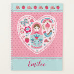 Agenda Bonita Matryoshka Rússia Rosa Rosa<br><div class="desc">Uma bonitinha de ninho russa matryoshka decora este planejador. A matryoshka está em forma cardíaca com pássaros,  borboletas e flores. Bonita para voltar à escola. Personalize-o com o seu nome. Projetado para você pelo Blackberry Boulevard.</div>