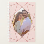 Agenda Bonito Rosa Geométrico Moderno Dourado | Lâmpada |<br><div class="desc">Este notebook do planejador de na moda apresenta um design de folha de rosa de ouro falso geométrico sobre um fundo cor-de-rosa pincelado.  Inclui modelos de fotos na frente e no verso,  assim como um modelo de texto na frente para personalização!</div>