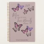 Agenda Borboletas femininas w. Tipografia Positiva - Rosa<br><div class="desc">Personalize este planejador com seu nome ou texto personalizado. A design feminina apresenta borboletas bonito e uma formulação positiva na tipografia na moda. Tem uma paleta de cor tendenciosa de rosa e cinzas poeirentos. Perfeito para casa,  trabalho ou escola. Procure na nossa loja designs de correspondência e coordenação.</div>