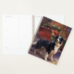 Agenda Border Collie Christmas Fesason<br><div class="desc">Prepare-se para celebrar o feriado com o nosso charmoso Design cênico de Natal do Cão! Este delicioso produto apresenta adoráveis companheiros caninos rodando em meio a uma terra maravilhosa do inverno, adornada com luzes cintilantes, holly, e ornamentos festivos. Seu coração derreterá enquanto você testemunha cachorros vestidos com chapéus de Papai...</div>