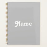 Agenda Branco cinza branca, nome personalizado ano número<br><div class="desc">Cinza branca e nome personalizado branco número de ano monograma texto personalizado Planejador personalizado. Tipografia branca e branca em fundo de cor sólida simples de cinza.</div>