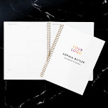 Agenda Branco minimalista do logotipo comercial<br><div class="desc">Mantenha-se organizado e acima de suas metas com este planejador de negócios personalizado. Apresentando o logotipo de sua empresa no topo, seguido do seu nome e texto personalizado em uma fonte sans serif moderna e elegante, este planejador oferece um toque sofisticado ao seu planejamento diário. Com amplo espaço para agendamentos,...</div>