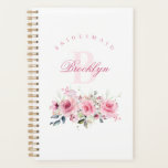 Agenda Bridesmaid Bachelorette Personalizado<br><div class="desc">Esta madrinha personalizada e planificadora de solteiros é o presente perfeito para a sua festa noiva, apresentando um belo design floral cor-de-rosa. Com um layout elegante, este planejador ajuda suas madrinhas e madrinhas de casamento a se organizarem para as festividades do casamento. Completado com um monograma personalizável, ele faz um...</div>