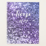 Agenda Brilho Personalizado Roxo Ombre Grosso<br><div class="desc">Um nome moderno e ousado em branco com uma sombra escura azul em um planejador em branco. O tamanho da fonte, cor e estilo são personalizáveis. Aumente o tamanho da fonte para nomes curtos, se desejar. O fundo é um brilho de confete ou lantejoulas ombre roxo azul falso com manchas...</div>