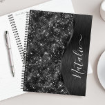 Agenda Brilho Preto Metálico Personalizado<br><div class="desc">Personalize facilmente este metal escovado preto e planificador brilhante e glamouroso,  com o seu próprio nome personalizado.</div>