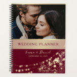 Agenda Burgundy Floral Foto Planner de Casamento<br><div class="desc">Planeje seu dia de sonho em estilo com este elegante planejador de casamento,  com um rico fundo burgundy,  sotaques florais de ouro,  luzes de cordas e uma foto personalizada do casal. Uma pegada romântica e prática para guiar sua jornada do noivado ao "Eu faço."</div>