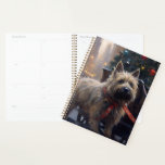 Agenda Cairn Terrier Christmas Fesason Season<br><div class="desc">Prepare-se para celebrar o feriado com o nosso charmoso Design cênico de Natal do Cão! Este delicioso produto apresenta adoráveis companheiros caninos rodando em meio a uma terra maravilhosa do inverno, adornada com luzes cintilantes, holly, e ornamentos festivos. Seu coração derreterá enquanto você testemunha cachorros vestidos com chapéus de Papai...</div>