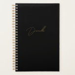 Agenda Caligrafia Dourada moderna e minimalista negra<br><div class="desc">O moderno planejador do nome do guião preto e elegante é luxuoso e chique. Este belo planejador de nomes de caligrafia dourada é perfeito para aqueles que apreciam as coisas melhores da vida. Então, se você está procurando um planejador que seja na moda e luxuoso, este é o que você...</div>