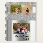 Agenda Caligrafia Minimalista Foto Família Prata<br><div class="desc">Este design pode ser personalizado na área fornecida alterando a foto e/ou texto. Ou pode ser personalizado clicando em Personalizar este Modelo e, em seguida, escolhendo a opção para personalizar ainda mais, e excluir ou alterar a cor do fundo, adicionar texto, alterar a cor ou o estilo do texto, ou...</div>