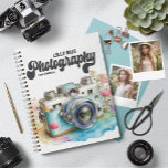 Agenda Câmera retrorreflectora do Planner Personalizado d<br><div class="desc">Você é fotógrafo procurando um planejador adorável para lápis em seus clientes e acompanhar sua programação de montagem e marketing? O planejador deste fotógrafo apresenta um belo trabalho de arte de aquarela de uma câmera de filme em estilo retrô, em cores pastel bonito e uma fonte retrô de "fotografia". Adicione...</div>