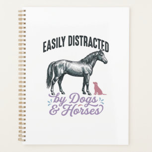Agenda Camiseta Facilmente Distraído por Cães e Cavalos_
