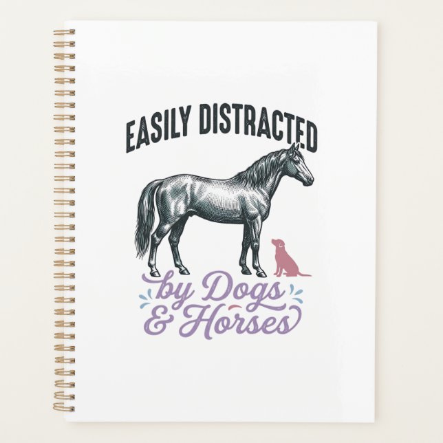 Agenda Camiseta Facilmente Distraído por Cães e Cavalos_ (Frente)